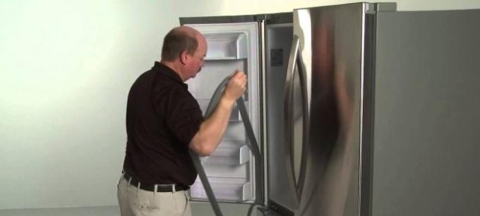 как перевесить двери в холодильнике индезит