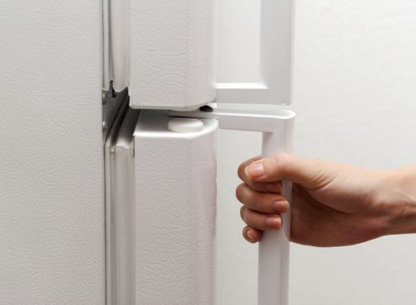 как поменять уплотнительную резинку в холодильнике