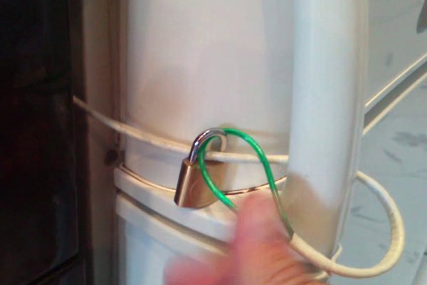 как повесить замок на холодильник