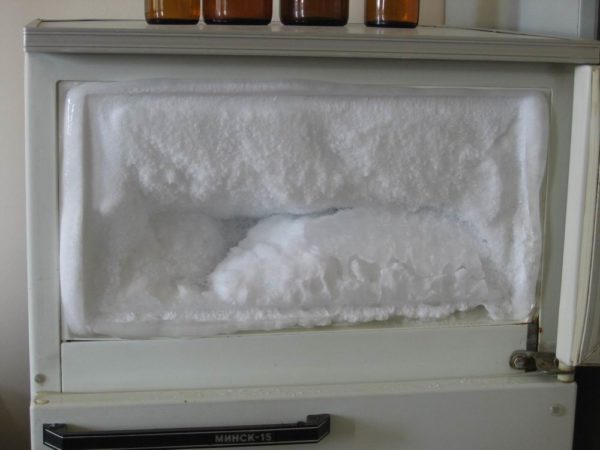 как разморозить встроенный холодильник