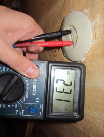 как замерить ток мультиметром в розетке